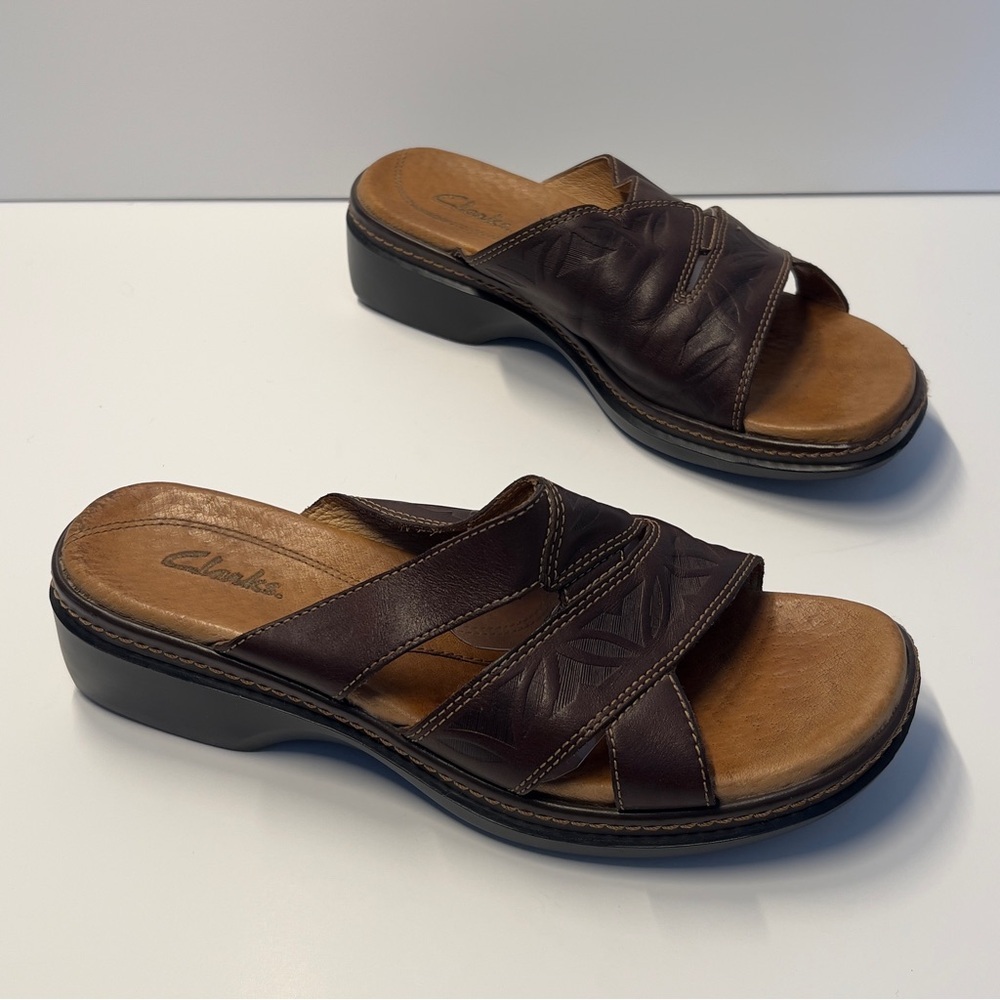 CLARKS Women’s 7M Brown Slip On Open Toe Sandal